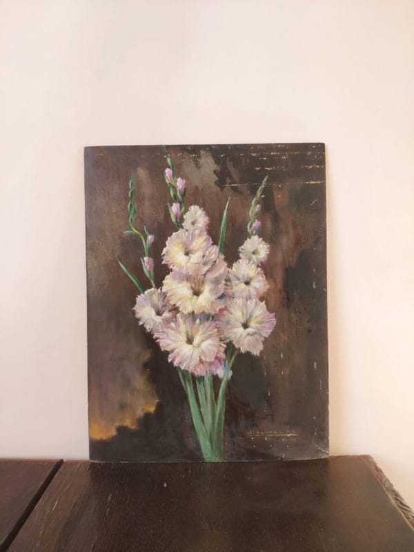 Flores blancas sobre fondo oscuro